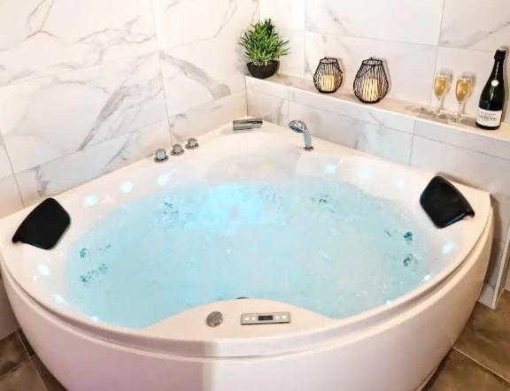 Majord'Home Spa 4*-L'Elegance-Balneo Vieille Ville Анси Екстериор снимка