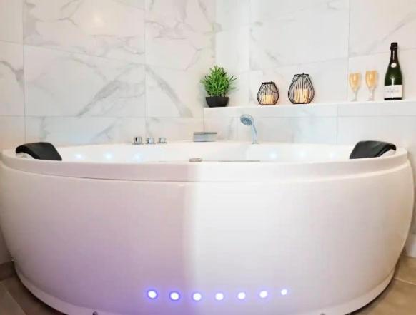 Majord'Home Spa 4*-L'Elegance-Balneo Vieille Ville Анси Екстериор снимка